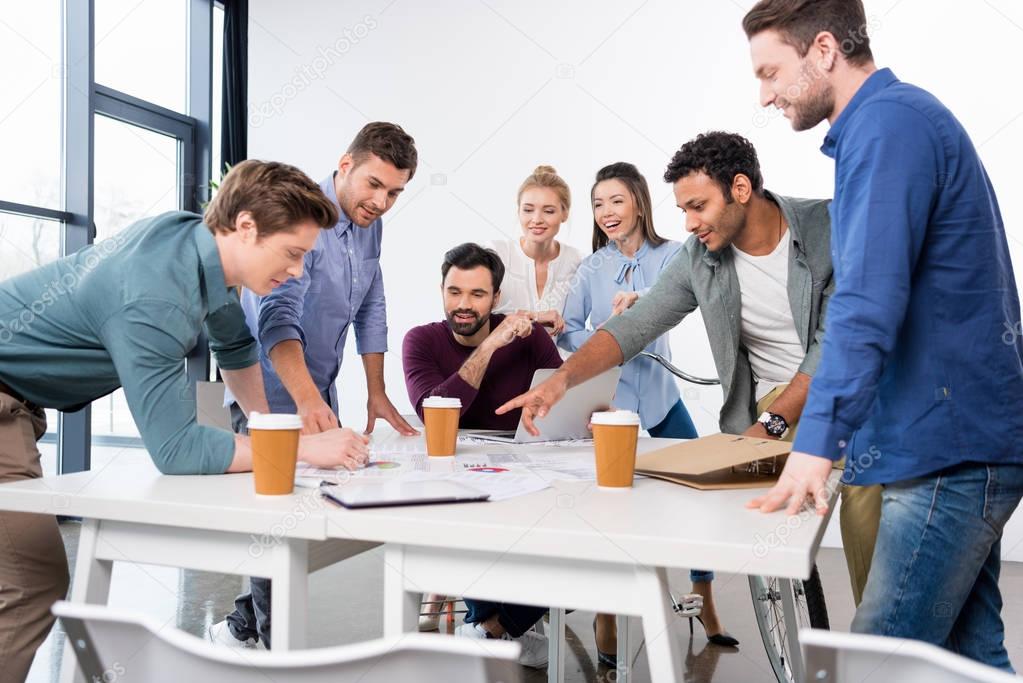 Personas conversando de forma cercana en una mesa