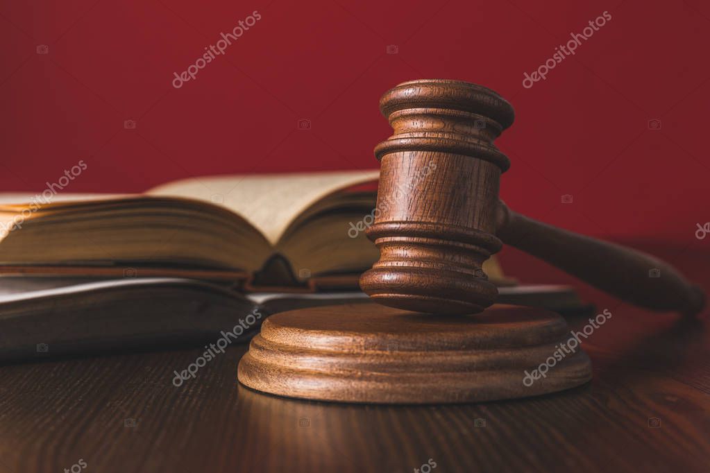 Libros de derecho y un mazo de juez