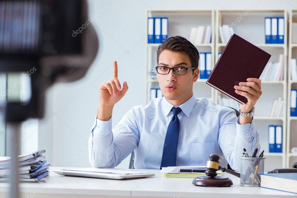 Abogada en un estudio de podcast con libros de derecho de fondo