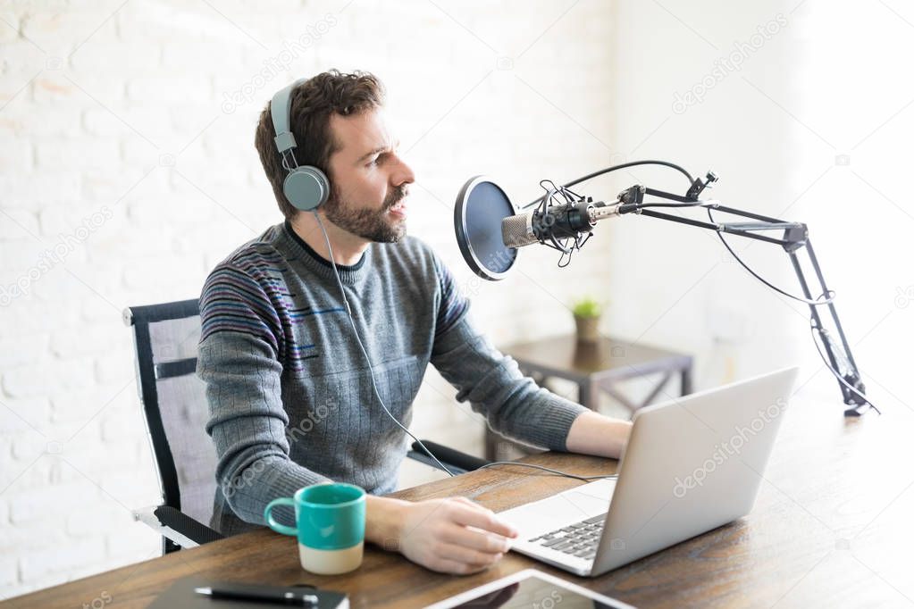 Sergio Garza grabando un episodio del podcast Frecuencia Humana frente a un micrófono