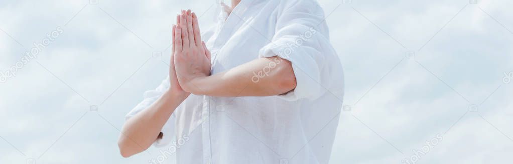 Persona meditando al aire libre en un paisaje natural