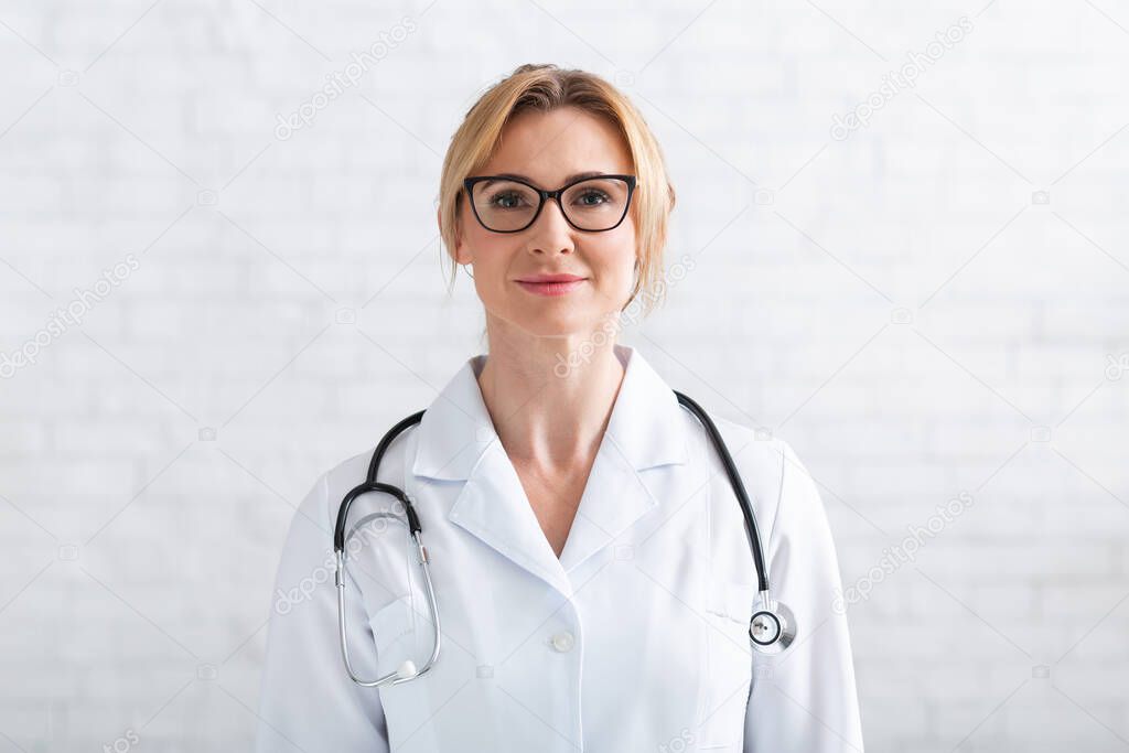 Médica conversando frente a un micrófono de podcast
