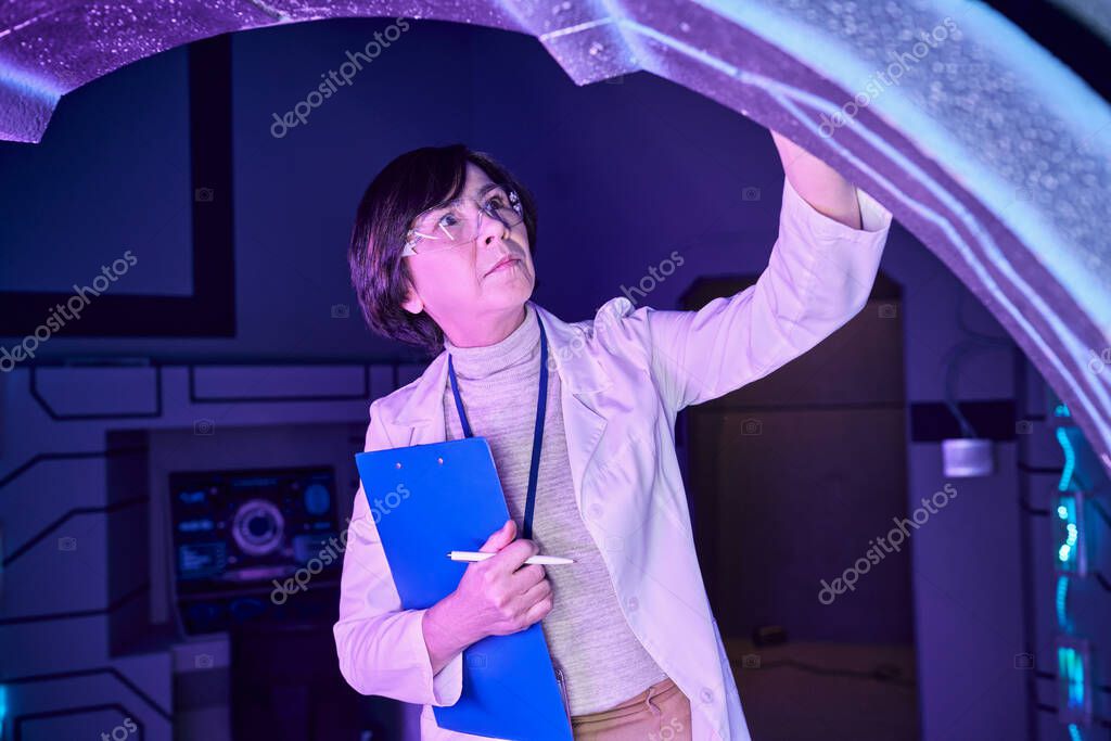 Personas conversando sobre ciencia de manera cercana