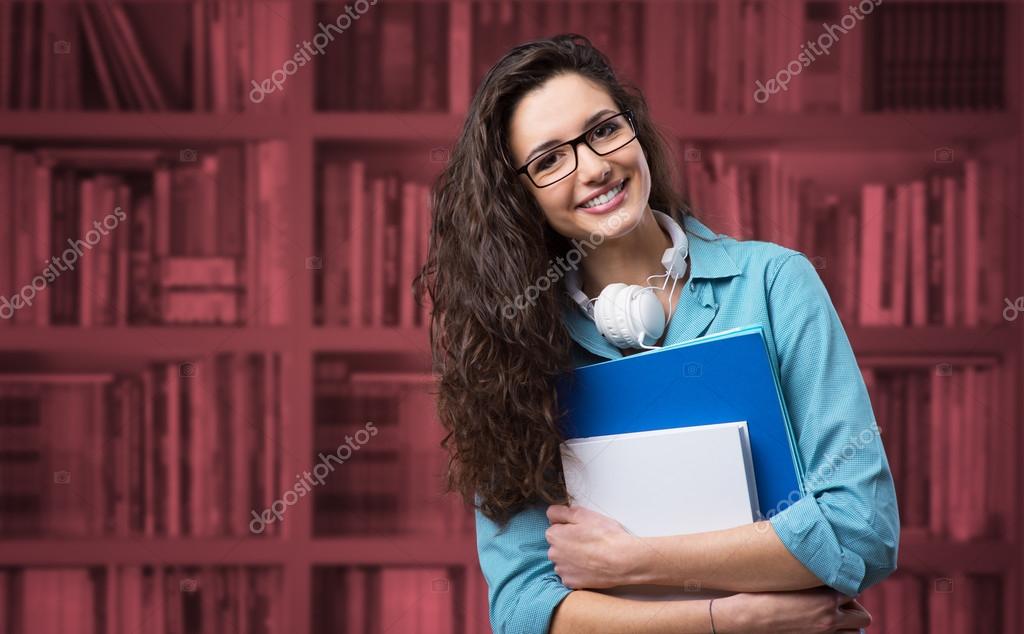 Estudiante tomando notas mientras escucha un podcast