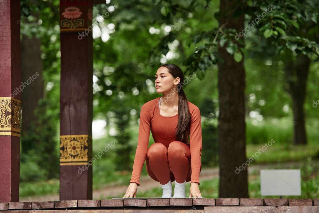 Persona meditando al aire libre con auriculares