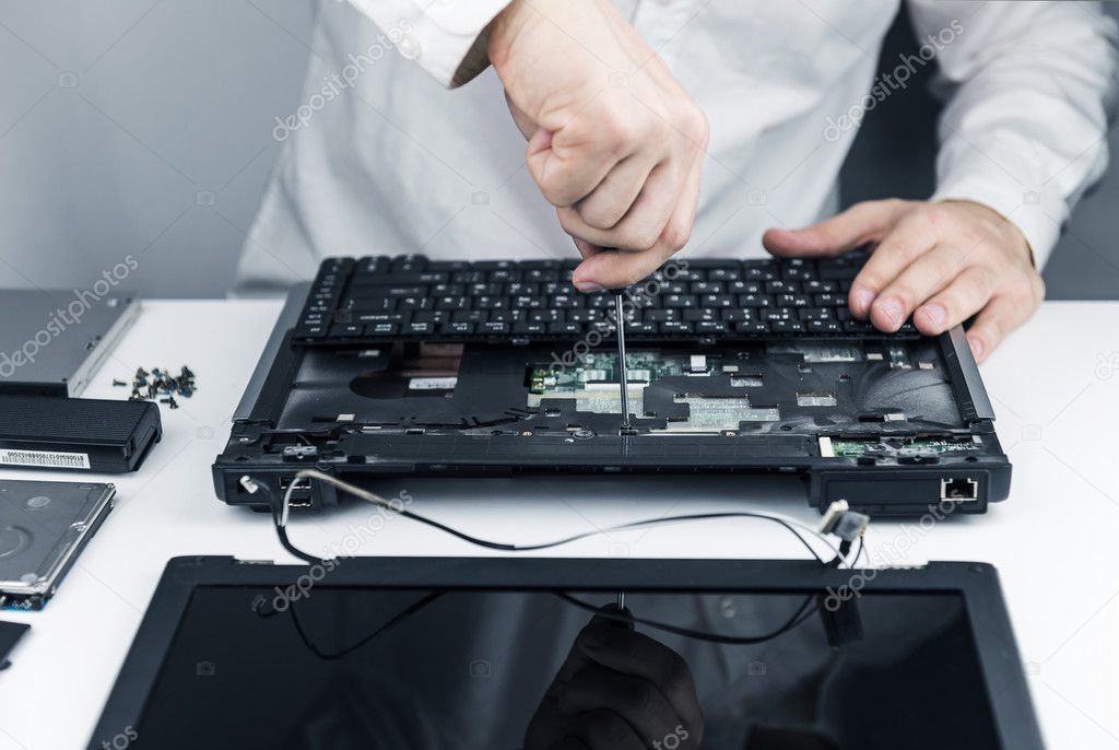 Ingeniero revisando datos en una computadora portátil en un entorno tecnológico